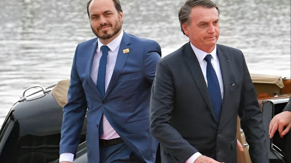 Jair e Carlos Bolsonaro (Foto: Flickr/Bolsonaro)