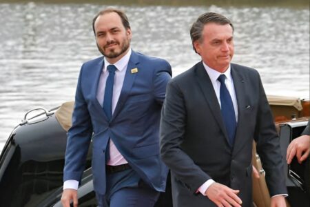 Jair e Carlos Bolsonaro (Foto: Flickr/Bolsonaro)