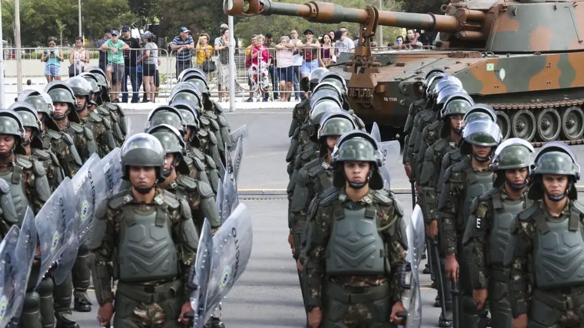 Forças armadas: reajuste linear de 9% (Foto: Agência Brasil)