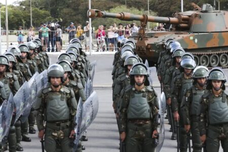 Forças armadas: reajuste linear de 9% (Foto: Agência Brasil)