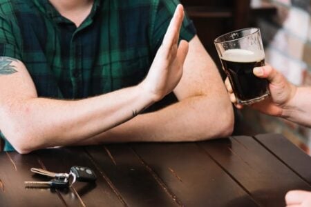 Mudanças começam a partir do 1º dia Veja o que acontece com seu corpo quando você deixa de beber álcool bebida