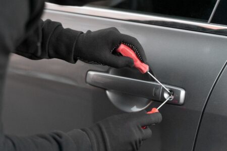 Homem é preso por delegado de folga quando tentava furtar carro no Setor Sul, em Goiânia