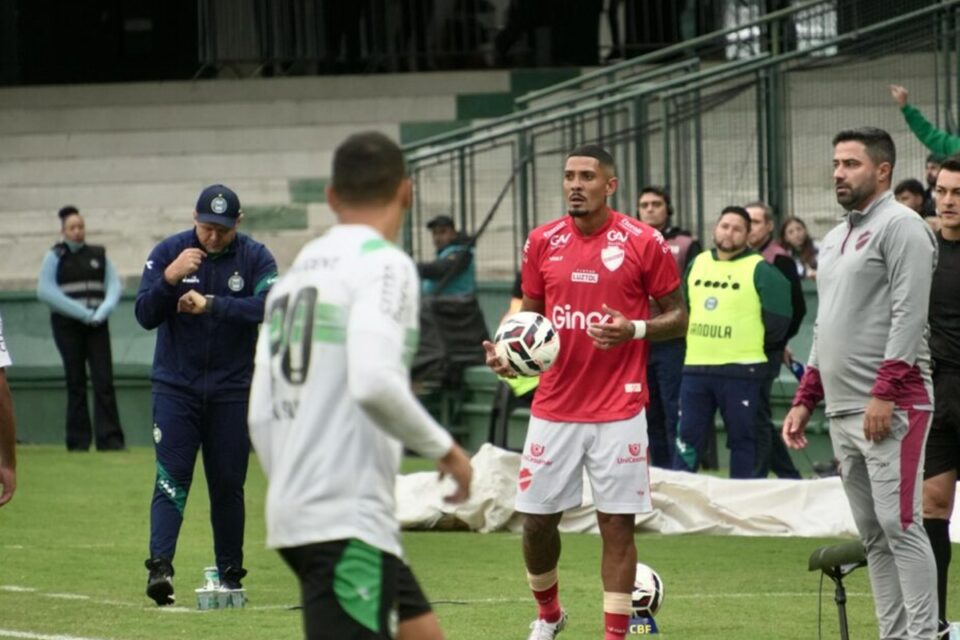 Partida entre Vila Nova e Coritiba no primeiro turno da Série B