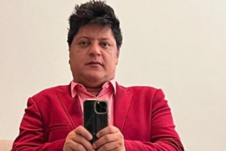 Irmão PCD de Zezé Di Camargo mostra rotina difícil: banho de baldinho Welington Camargo, de 54 anos, é cantor gospel e vive em Goiânia