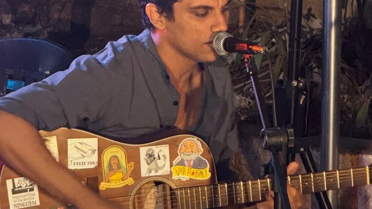 Imagem do Bruno cantando