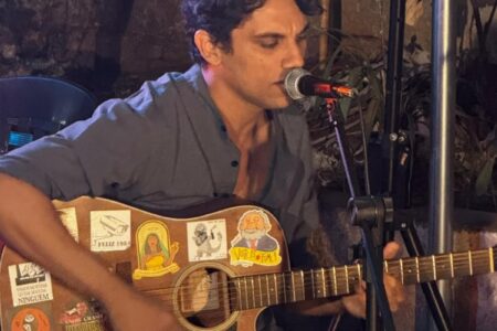 Imagem do Bruno cantando