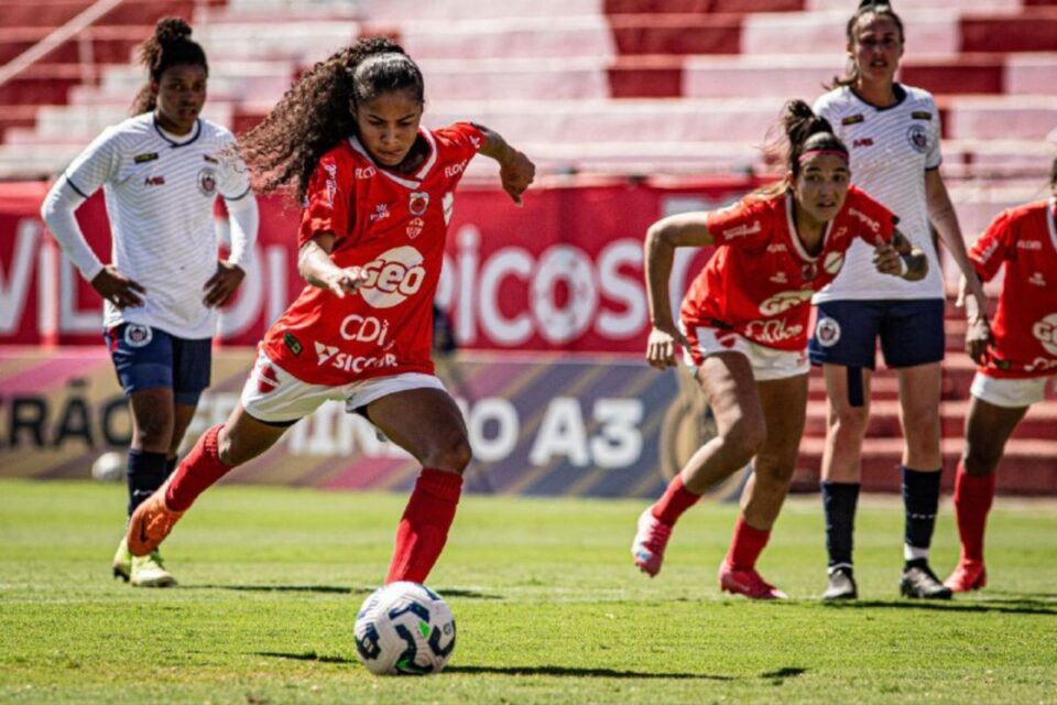 Jogo entre Vila Nova e Itabirito, nas semifinais do Brasileiro Feminino Série A3