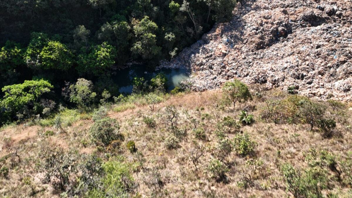 Lixão de Padre Bernardo: desabamento de 42 mil metros cúbicos de lixo em um córrego (Foto: Divulgação)