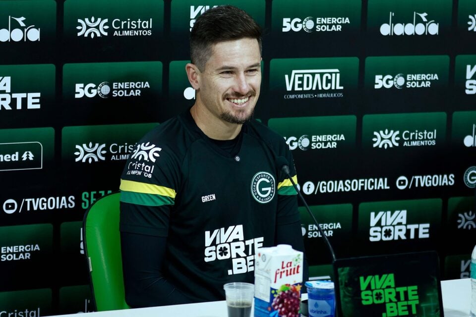 Tadeu em coletiva pelo Goiás