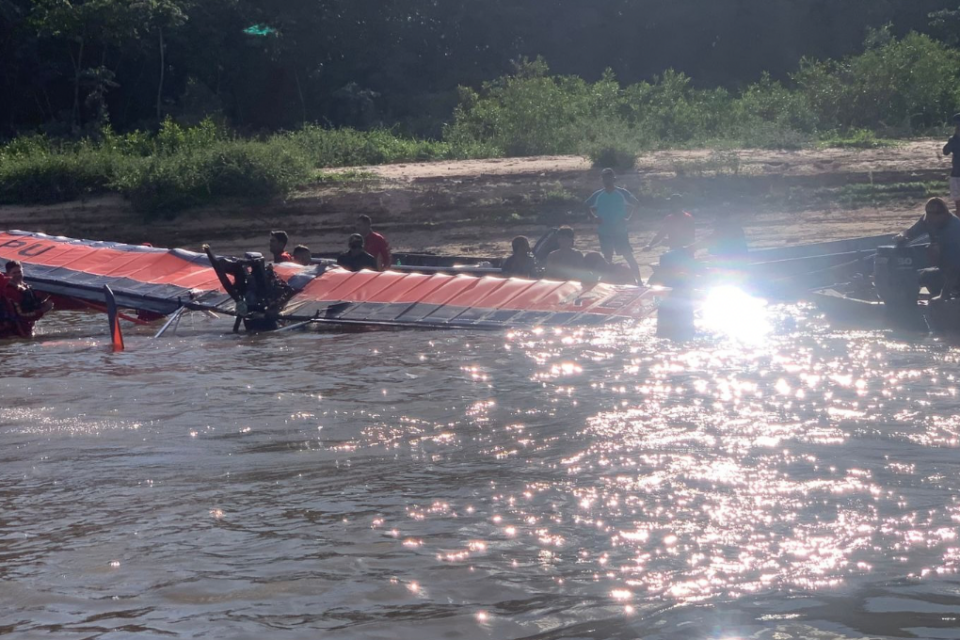 Ultraleve caí após piloto tentar manobra em baixa altitude no Rio Araguaia