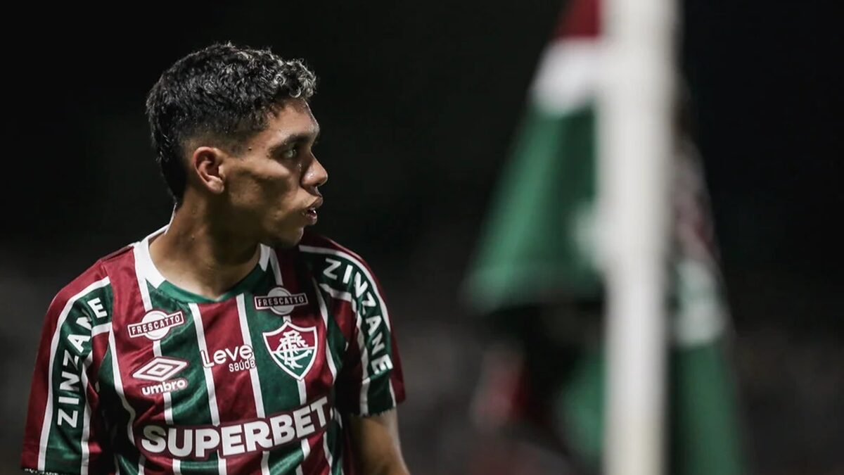 Paulo Baya recebe proposta do exterior e negócio com o Atlético Goianiense pode não ocorrer 1 51a26143 paulo baya com a camisa do fluminense Paulo Baya recebe proposta do exterior e negócio com o Atlético Goianiense pode não ocorrer
