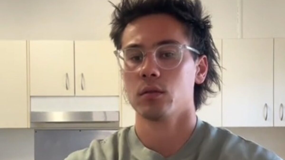 Influencer confunde cisto com espinha e fica com o rosto desfigurado; veja foto Situação levou quase nove meses para ser resolvida