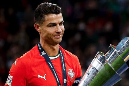 Cristiano Ronaldo com a taça da Liga das Nações