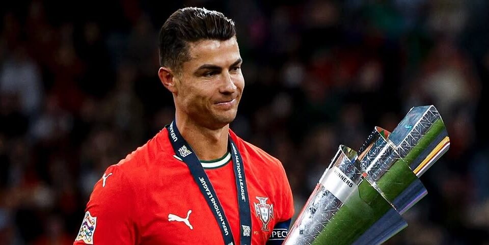 Cristiano Ronaldo com a taça da Liga das Nações