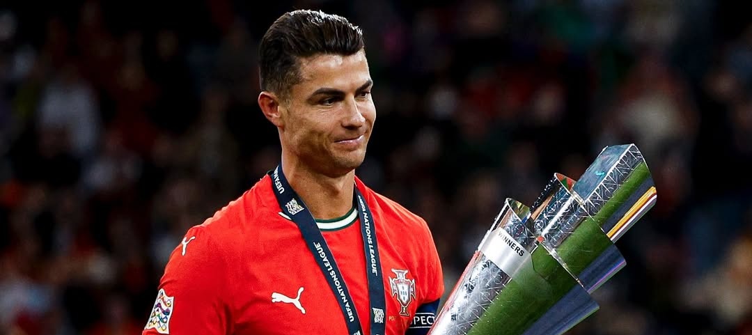 Cristiano Ronaldo com a taça da Liga das Nações