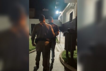 Homem que bebe, saca a arma e atira dentro de estabelecimento comercial em Caldas Novas