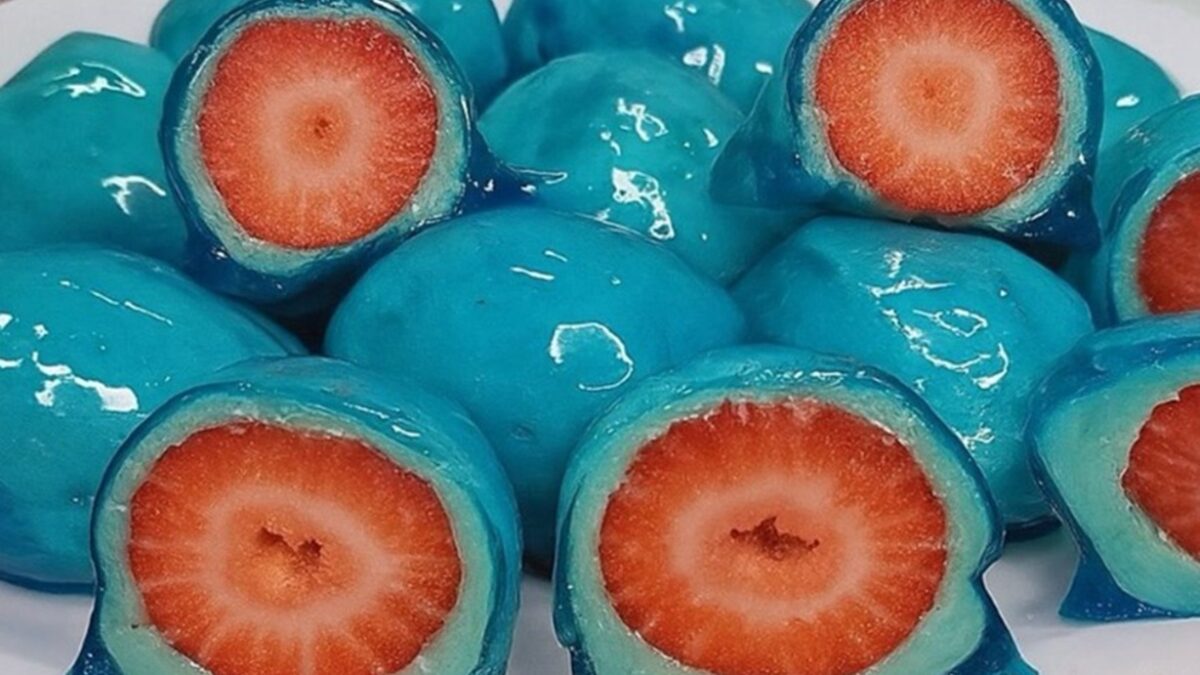 ‘Césio do amor’: versões do ‘morango do amor’ feitas em Goiânia viralizam 1 Césio do amor: Morango do amor feito em Goiânia viraliza Doces verdes e azuis chamaram atenção no X (antigo Twitter)