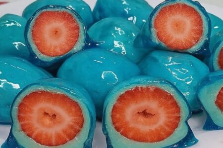 Césio do amor: Morango do amor feito em Goiânia viraliza Doces verdes e azuis chamaram atenção no X (antigo Twitter)