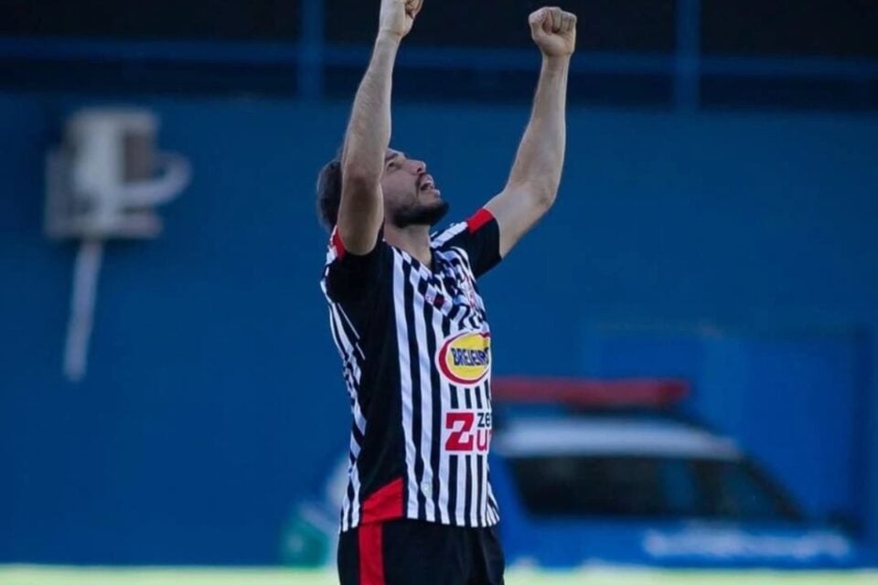 João Celeri comemora gol do Anápolis na Série D