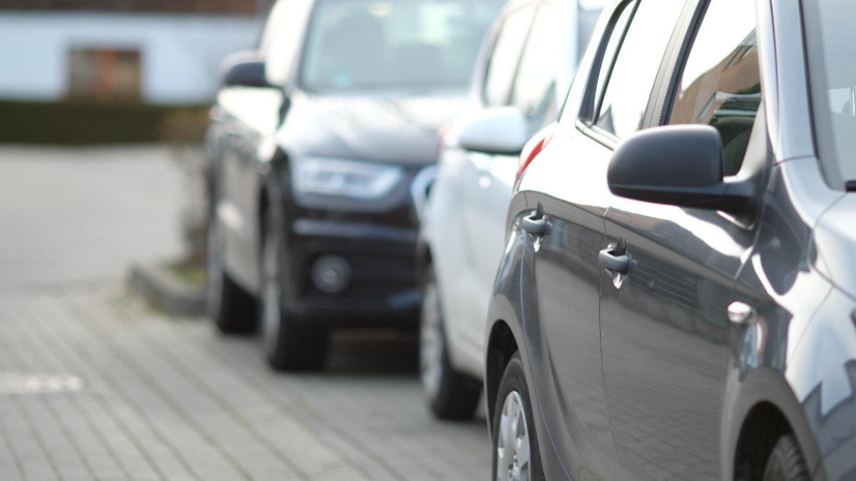 Imagens de vários carros estacionados