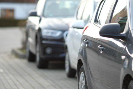 Imagens de vários carros estacionados