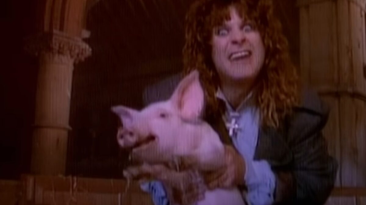 Ozzy Osbourne colocou 60 porcos numa igreja após polêmica com pastor História envolveu críticas religiosas, ironia e muito cocô