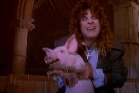 Ozzy Osbourne colocou 60 porcos numa igreja após polêmica com pastor História envolveu críticas religiosas, ironia e muito cocô