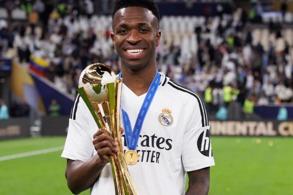 Vinicius Junior com a camisa do Real Madrid
