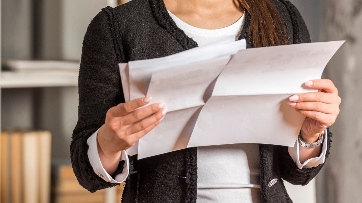 Imagem de uma pessoa olhando papeis