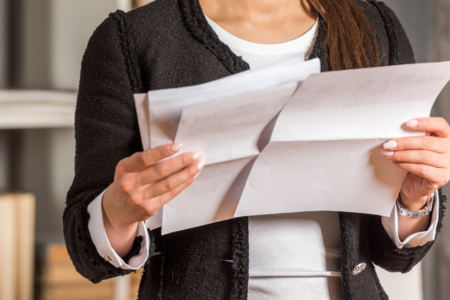 Imagem de uma pessoa olhando papeis