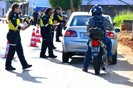 Ação educativa orienta motoristas a não jogarem lixo nas ruas de Goiânia Equipes entregarão panfletos informativos e sacolinhas Lixocar