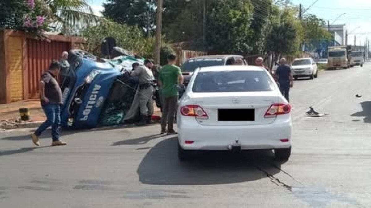 Viatura da PM tomba e atinge dois carros durante perseguição em Jataí 1 Imagem da viatura tombada