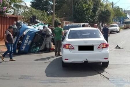 Imagem da viatura tombada