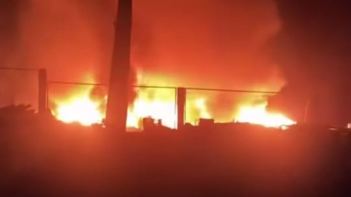 Incêndio atinge empresa de reciclagem no Daia, em Anápolis 1 Incêndio atinge empresa de reciclagem no DAIA, em Anápolis