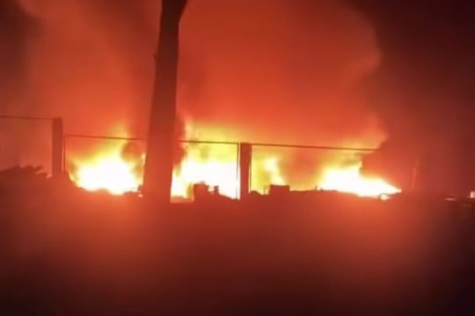 Incêndio atinge empresa de reciclagem no DAIA, em Anápolis