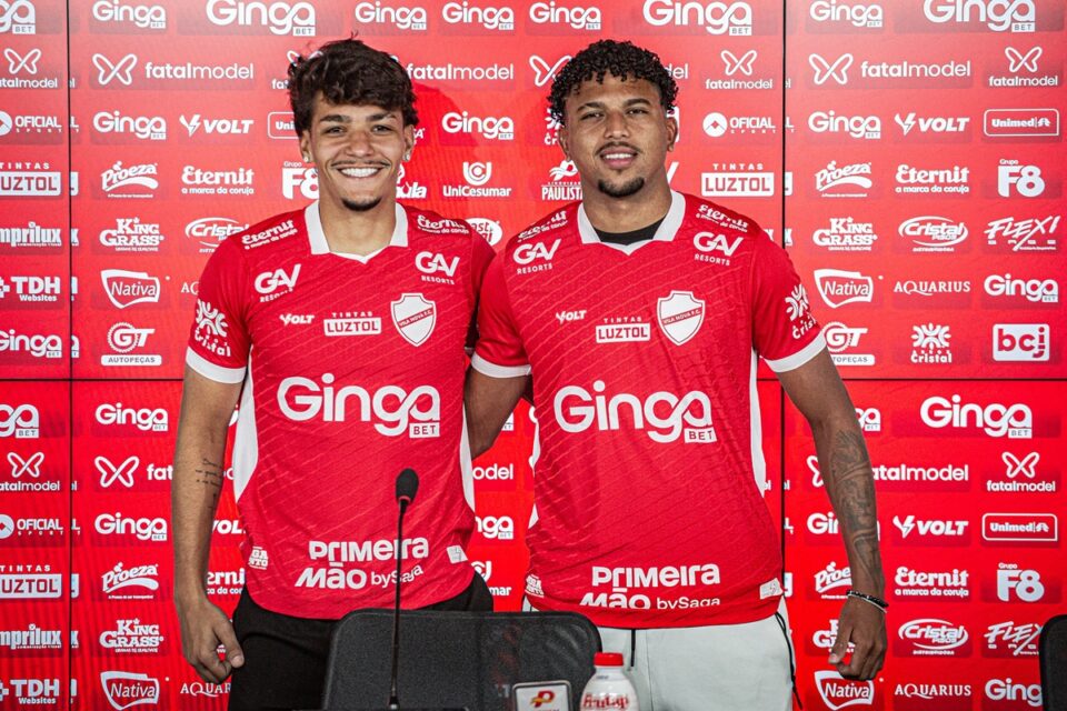 Nathan Melo (e) e Pedro Romano (d) em apresentação no Vila Nova