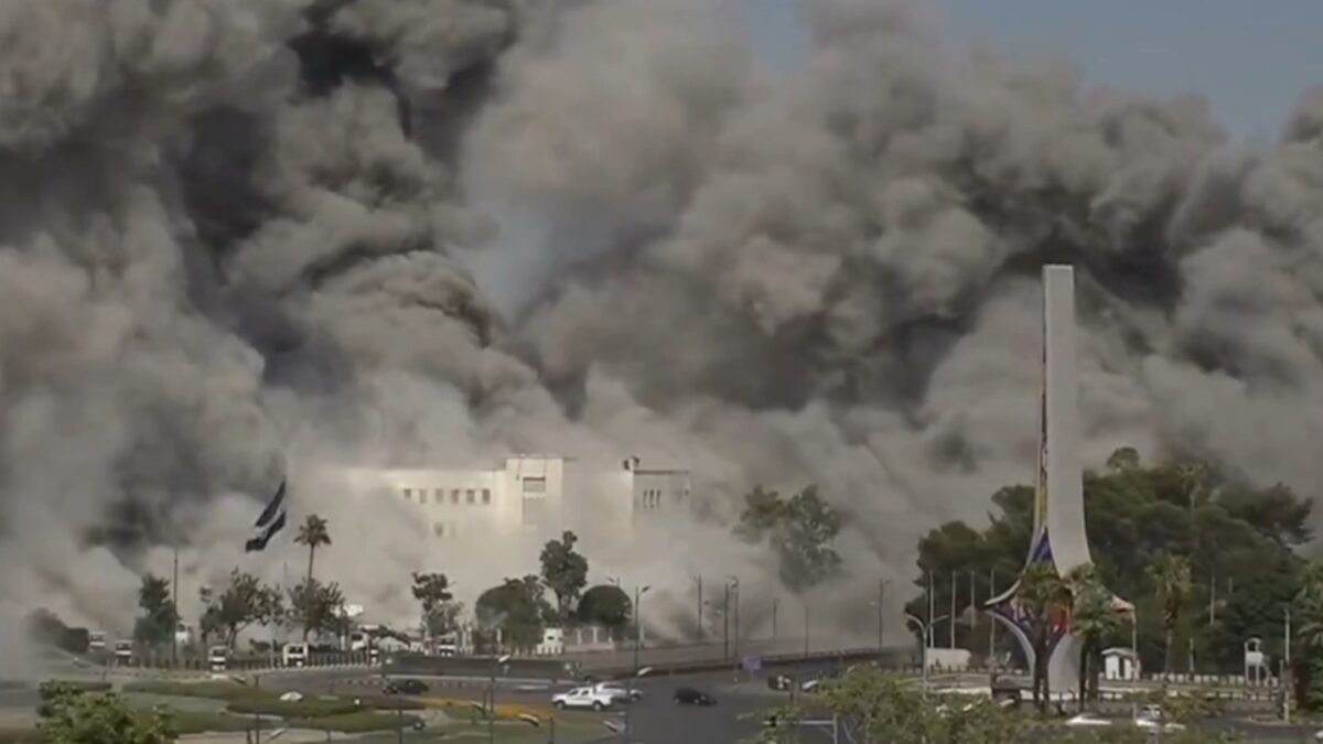 Israel ataca capital da Síria e atinge sede do ministério da Defesa Ação ocorre enquanto forças armadas sírias mira drusos, no Sul