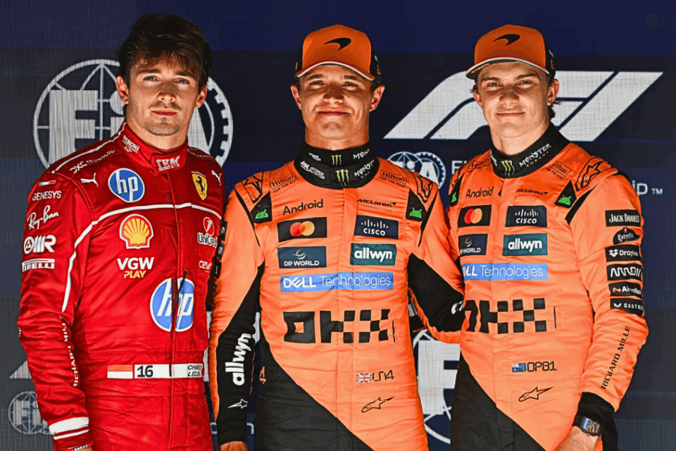 Lando Norris ao lado de Oscar Piastri e Charles Leclerc