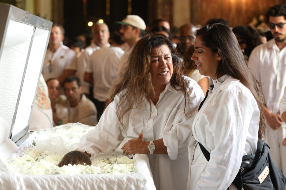 Regina Casé comparece emocionada ao velório de Preta Gil no Rio de Janeiro 2 Regina Casé comparece emocionada ao velório de Preta Gil no Rio de Janeiro
