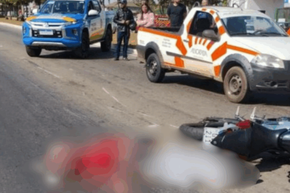 Entregador morre após perder controle em ultrapassagem, cair e ser atingido por caminhão em Goiânia