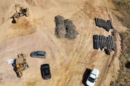 Lixo retirado da grota no lixão de Padre Bernardo (Foto: Divulgação/Semad)
