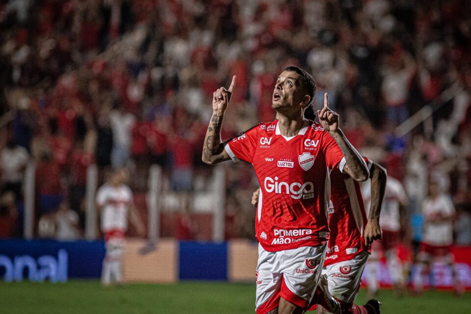 Bruno Xavier comemora gol pelo Vila Nova na Série B