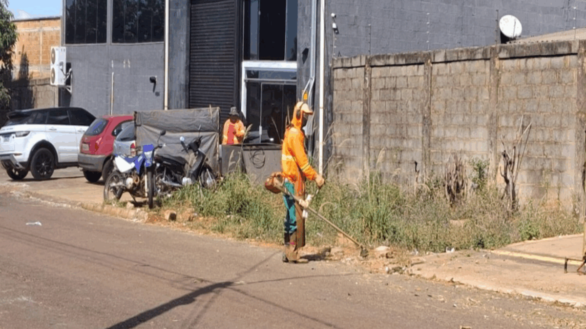 Serviço de roçagem em Goiânia (Foto: Comurg)