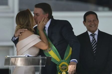 Bolsonaro nega fuga aos EUA porque “não suporta ficar longe da Michelle” Ministros do STF acreditam que ele pode pedir asilo aos EUA