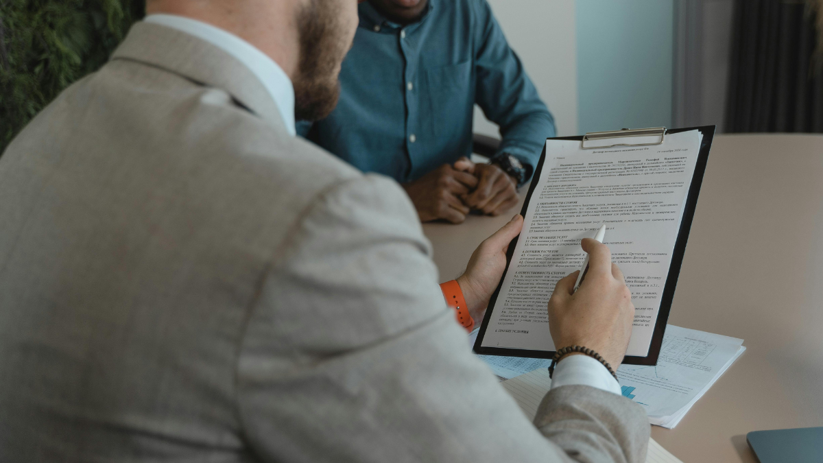 Imagem de uma pessoa avaliando o currículo de um candidato