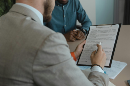 Imagem de uma pessoa avaliando o currículo de um candidato