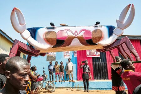 Formato de peixe e Coca-Cola: caixões personalizados de Gana viralizam; veja fotos caixão de águia, abacaxi e carangueijo