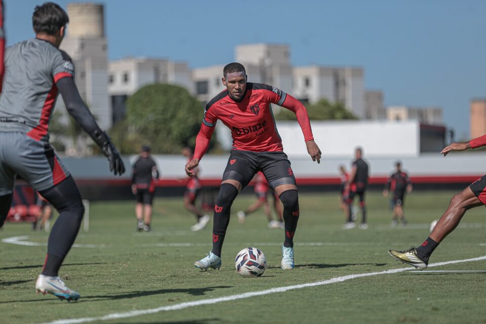 Matheus Felipe será desfalque no Atlético Goianiense por suspensão