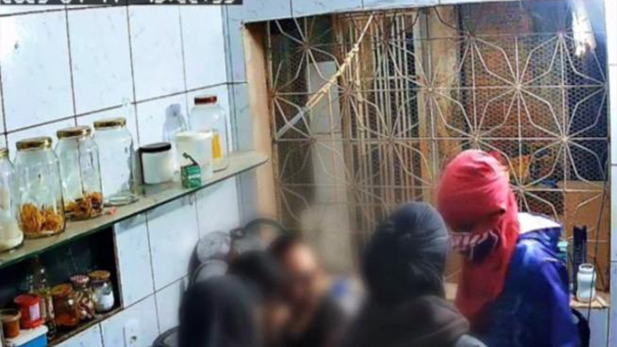 Trio invade residência, rende família e foge com cartões de crédito em Luziânia 1 Família tem casa invadida por criminosos (Foto: Reprodução)