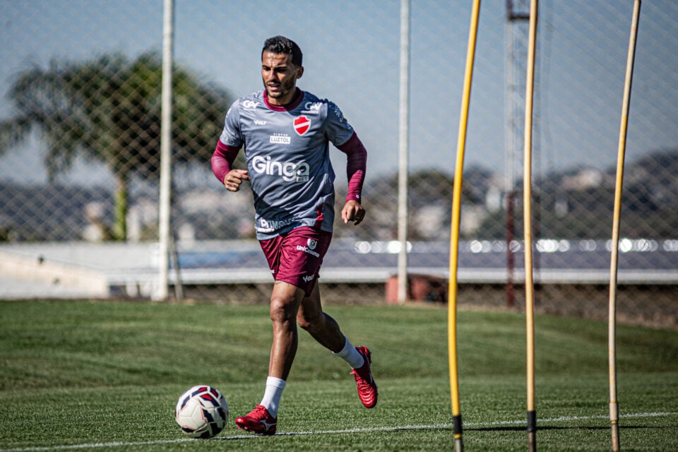 Guilherme Parede em treino do Vila Nova